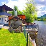 Hotri House On The River Island 빌라 Ripac