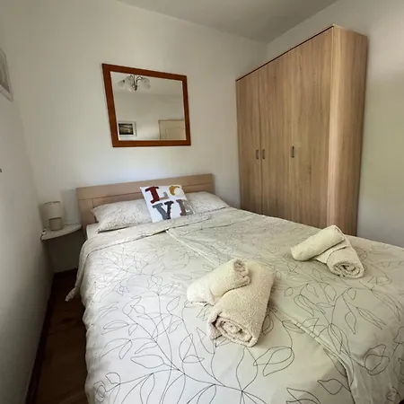 Hotri House On The River Island