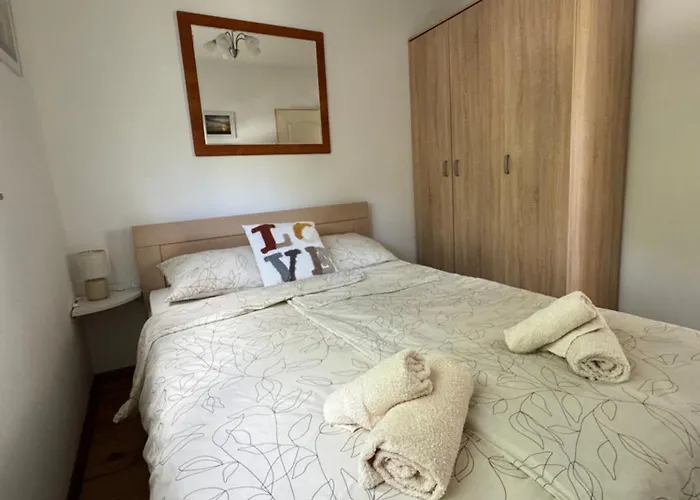 Hotri House On The River Island