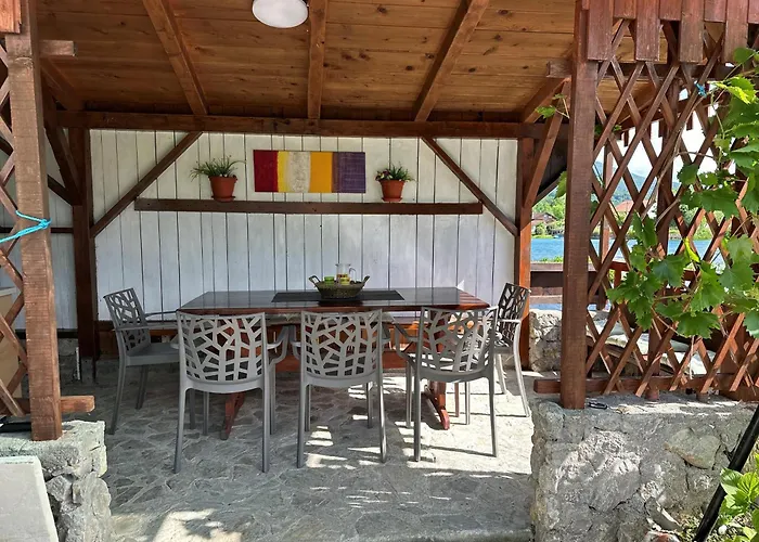 Hotri House On The River Island