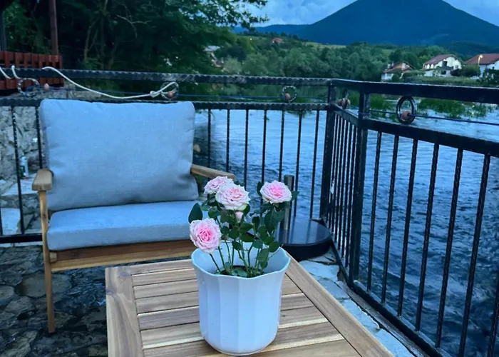 Hotri House On The River Island Ripac