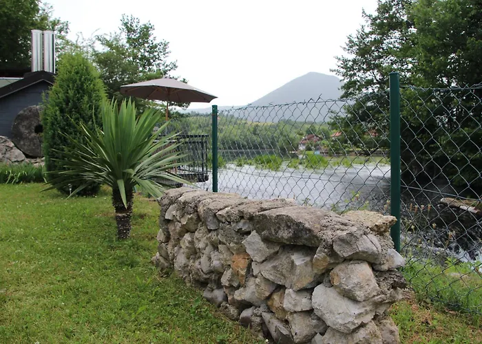 Hotri House On The River Island Ripac