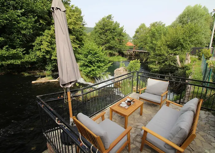 Hotri House On The River Island Ripac